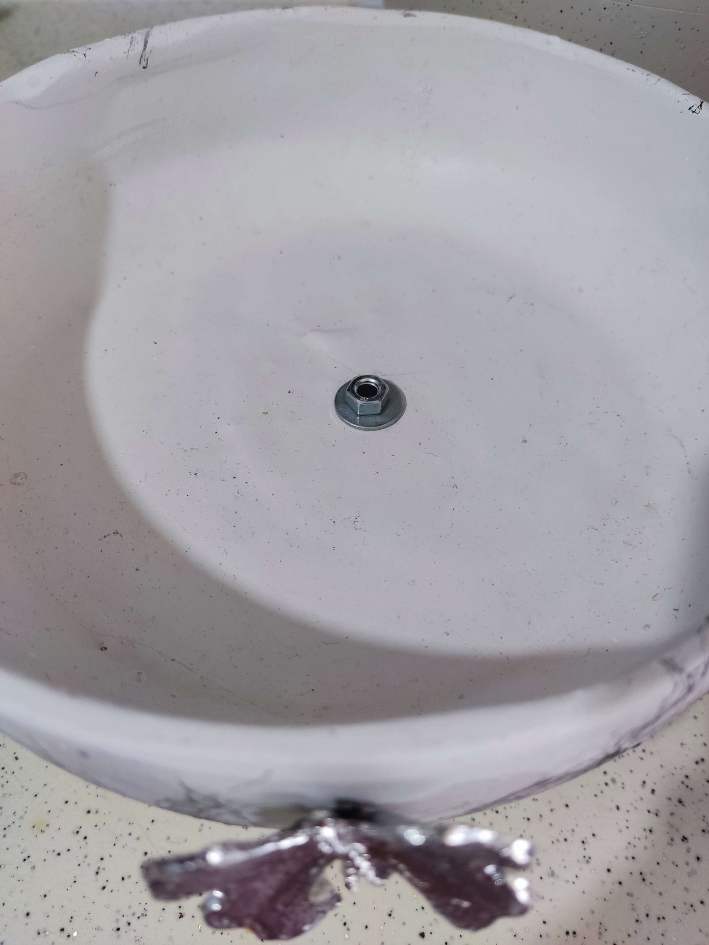 Beyaz renkli ve gümüş kelebekli ayaklı seramik saksı